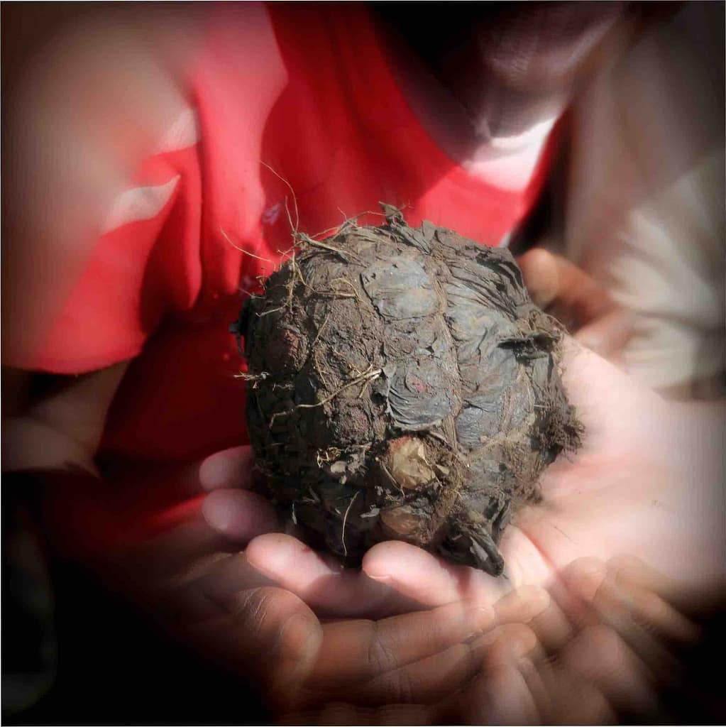 Selbst gebastelter Fußball aus dem Korogocho-Slum in Nairobi © Tom Rübenach