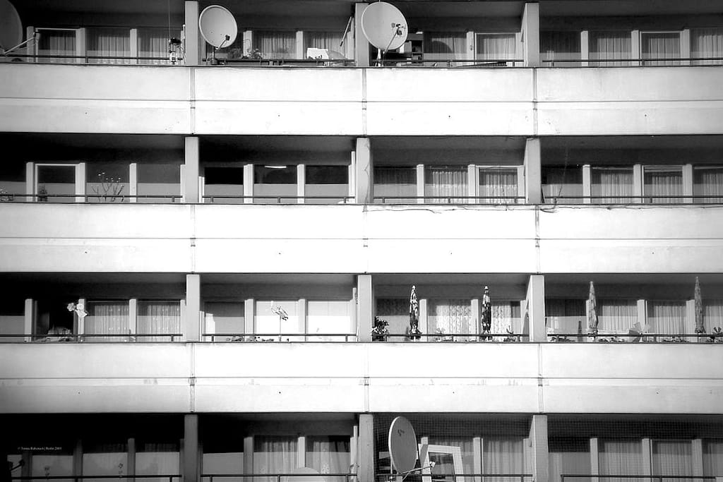 Ansicht eines Wohnsilos am Kottbusser Tor in Berlin, in schwarzweiß | Photo © Tom Rübenach