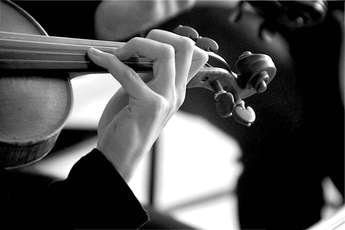 Hände an einer Violine, schwarz-weiß © Tom Rübenach