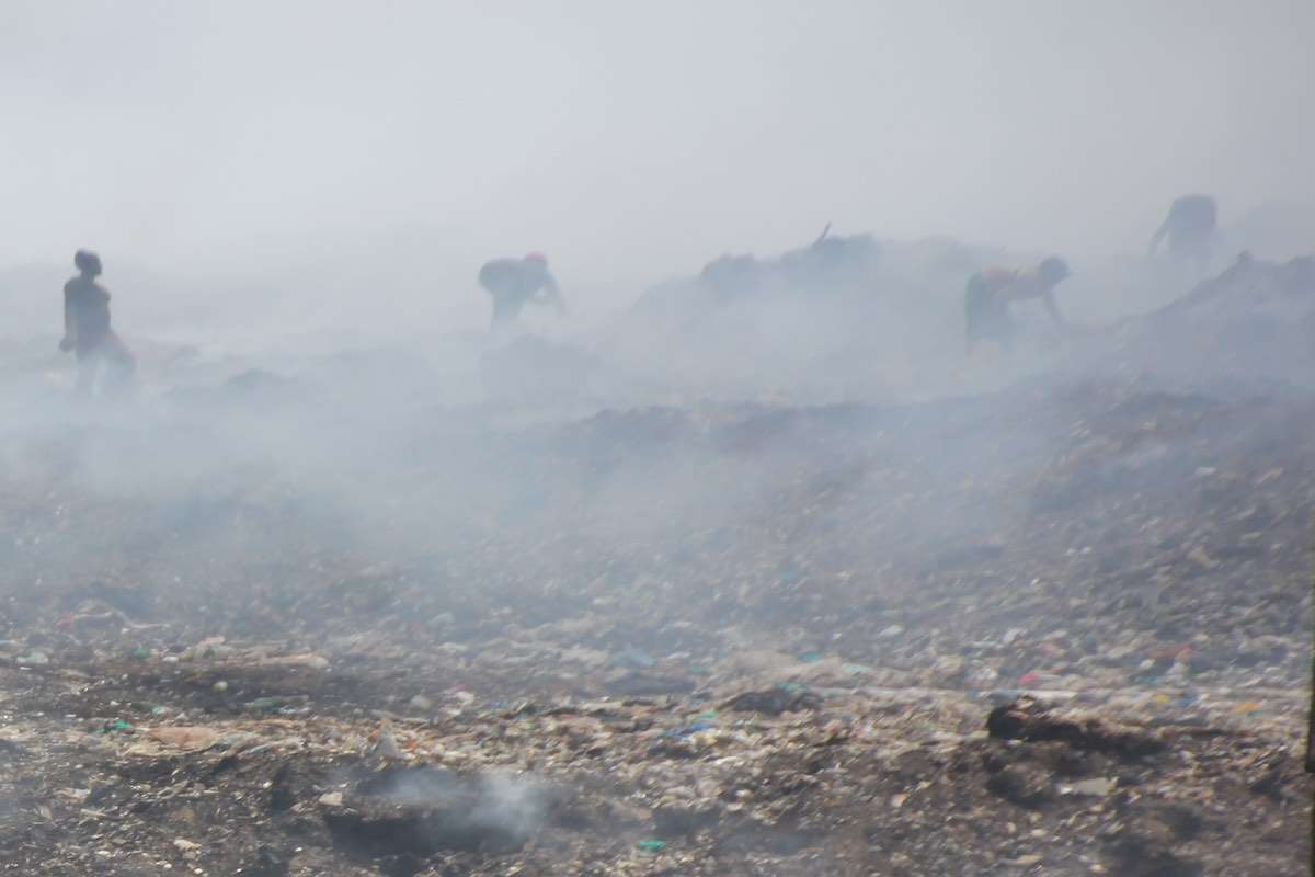 Nicht nur in Zeiten von Corona: Slumbewohner suchen im Müll nach Essen. | Photo © Tom Rübenach