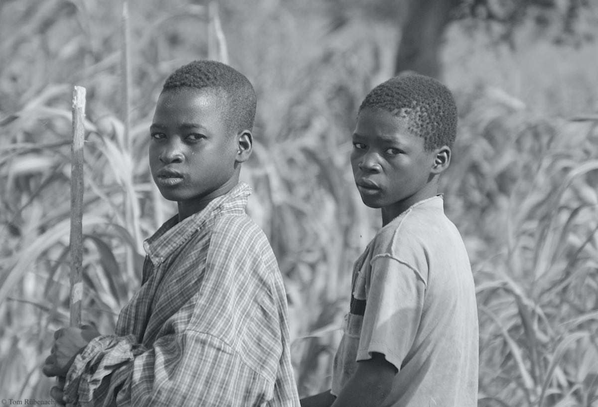 Bald auch Flüchtlinge? Zwei Jugendliche aus dem Niger. Foto schwarzweiß. © Tom Rübenach