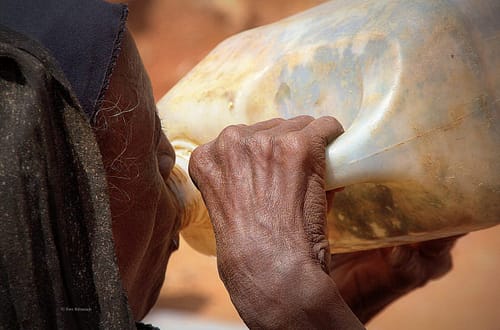 Afrika: Die Würde beim Wasser trinken © Tom Rübenach