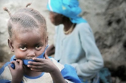 Mädchen mit Großmutter in Goma, DR © Tom Rübenach