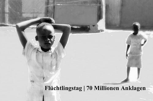Flüchtlinge auf einem Foto aus dem Sudan als Artikelbild in Schwarz-Weiß. Darauf der Text: Flüchtlingstag - 70 Millionen Anklagen" | Photo © Tom Rübenach