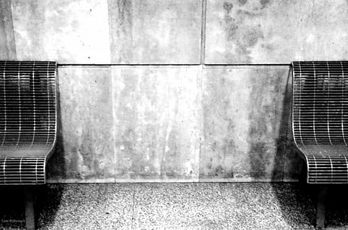 Zwei Bänke in einer U-Bahn, beide sind seitlich nur "angeschnitten" auf dem schwarzweißen Bild. © Tom Rübenach