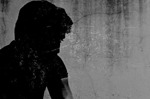 Tag der Menschenrechte - Mann sitzt im Schatten © Tom Rübenach