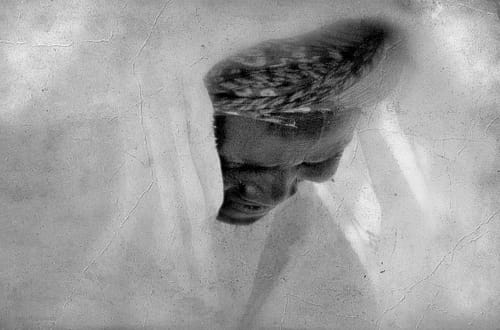 Frau mit weißem Schleier im Niger, schwarzweiß-Foto. © Tom Rübenach