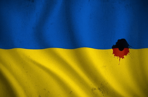 Die Flagge der Ukraine mit einem blutigen Einschussloch | Foto © pixabay