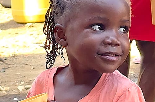 A girl in the Korogocho slum in Nairobi, Kenya | Foto © Tom Rübenach