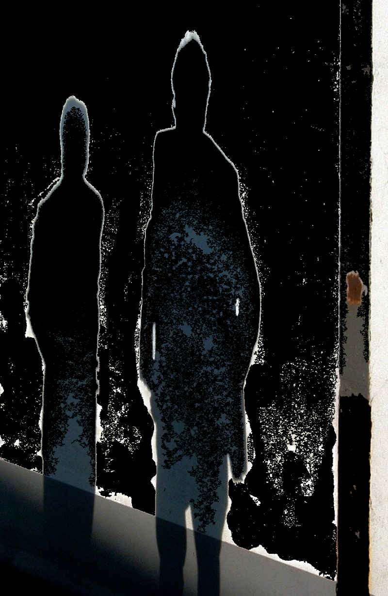 Zwei dunkle Gestalten von hinten, die kaum erkennbar sind - Auschwitz-Leugner von ganz rechts. © Tom Rübenach